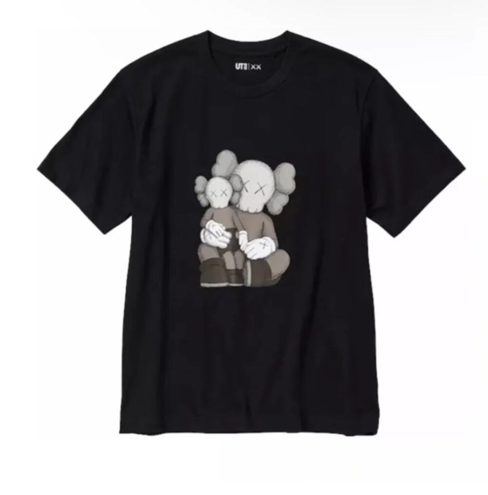 KAWS x Uniqlo UT Family Hug Shirt Mens Medium Graphic Tee Collab Streetwear